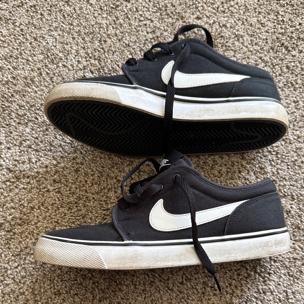 Nike Kids Black and White Sneakers - Picture 2 of 5